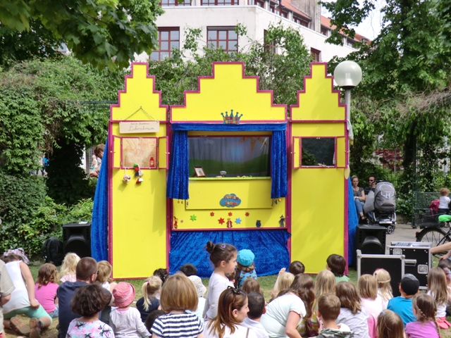 Auf der Maiwoche Osnabrück 2016 hat die Siebenstern Puppenbühne Premiere mit dem Stück "Die Erfindung der Bonbonwurfmaschine" gefeiert. Kinder aus Osnabrück und dem Osnabrücker Umland waren  begeistert von dem Siebenstern Puppentheater.
