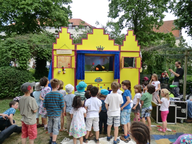 Auf der Maiwoche Osnabrück 2016 hat die Siebenstern Puppenbühne Premiere mit dem Stück "Die Erfindung der Bonbonwurfmaschine" gefeiert. Kinder aus Osnabrück und dem Osnabrücker Umland waren  begeistert von dem Siebenstern Puppentheater. Die Siebenstern Puppenbühne hat mit seinem Ferien und Weihnachtsprogramm auch schon Kinder in Mecklenburg Vorpommern,in Bielefeld, Münster, Rheine,Vechta und sogar in Hamburg, Schwerin und an der Nordseeküste begeistert.