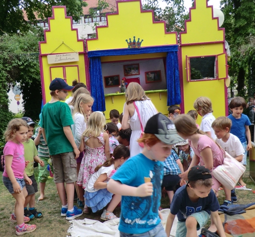 Auf der Maiwoche Osnabrück 2016 hat die Siebenstern Puppenbühne Premiere mit dem Stück "Die Erfindung der Bonbonwurfmaschine" gefeiert. Kinder aus Osnabrück und dem Osnabrücker Umland waren  begeistert von dem Siebenstern Puppentheater. Die Siebenstern Puppenbühne hat mit seinem Ferien und Weihnachtsprogramm auch schon Kinder in Mecklenburg Vorpommern,in Bielefeld, Münster, Rheine,Vechta und sogar in Hamburg, Schwerin und an der Nordseeküste begeistert.