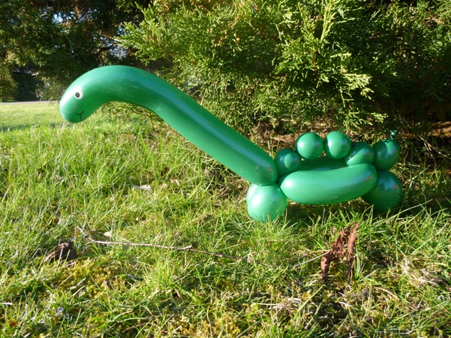 Ein Dinosaurier als Luftballonfigur,angefertigt von den Osnabrückern Luftballonkünstlern Yelka Bunje und Lothar Stibbe von der Hula-hoop Kinderwerkstatt. 