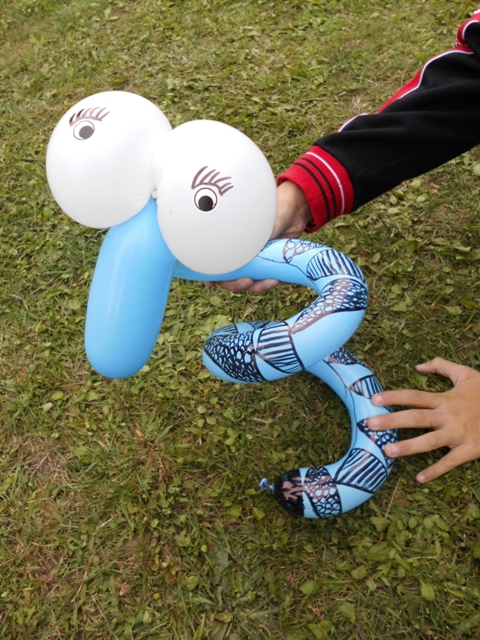 Hoch professionelle Luftballonkünstler aus Osnabrück machen selbst vor Schlangen nicht halt.