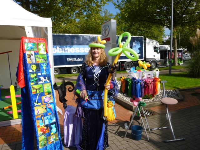 Luftballonkünstler aus Osnabrück kleiden sich gern auch mal in Zauberergewänder. Dieses Foto enstand während der Immobilienmesse 2015 der Firma Werbeagentur Barlag am Autohaus Weller.Ba