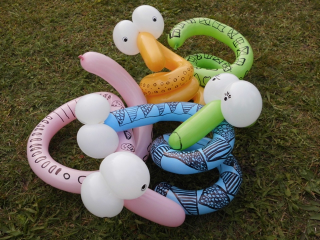 Die Luftballonkünstler der Hula-hoop Kinderwerkstatt Osnabrück lassen auch die Kinder kreativ mitgestalten.