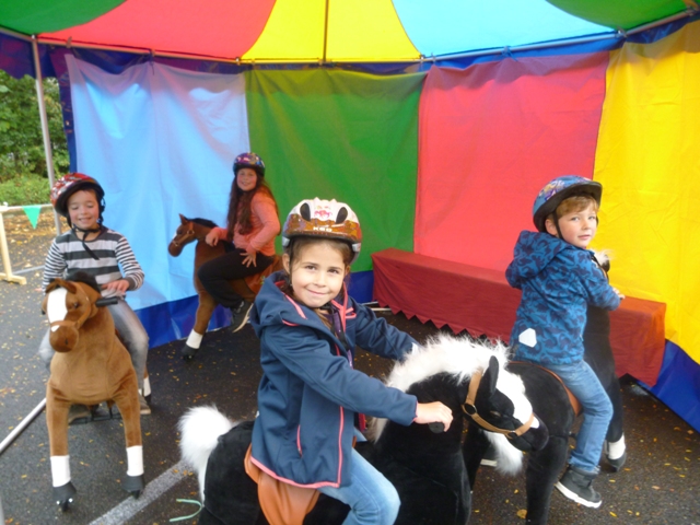 In und um das bunte Zirkuspavillon herrscht buntes Treiben wie auf einer Pferderennnbahn. Schon viele Kinder aus Osnabrück und demOsnabrücker Umland haben mit den Pferden der Firma Animal Riding großen Spaß gehabt.abe