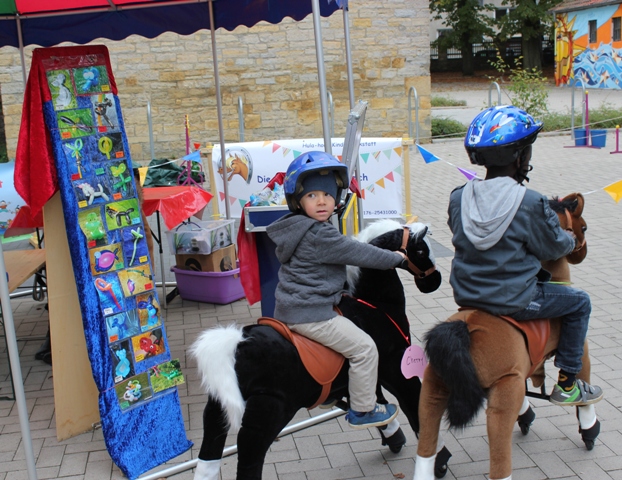 Hula-hoop Kinderwerkstatt aus Osnabrück hat ein neues Projekt. Die lustige Pferderanch begeistert die Kleinen und die großen schauen vergnügt bei Kaffee und Kuchen zu.