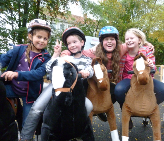Die lustige Pferderanch oder Pferderennbahn der Hula- hoop Kinderwerkstatt hat schon viele Kinder aus Osnabrück oder dem Osnabrücker Umland begeistert. Unsere Spielpferde sind ein Produkt der Firma Animal Riding aus Basel.