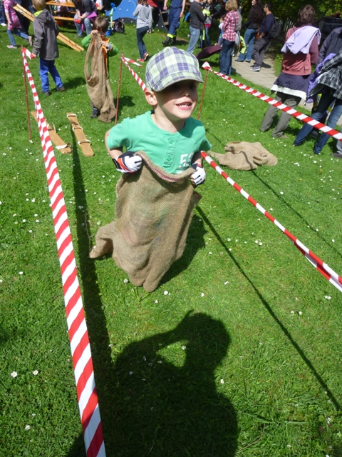 Sackhüpfen 1914 Olympische Diziplin Für Kinderveranstaltungen ein Riesenspass Gute Motorikübung Kinderfreude in Osnabrück 