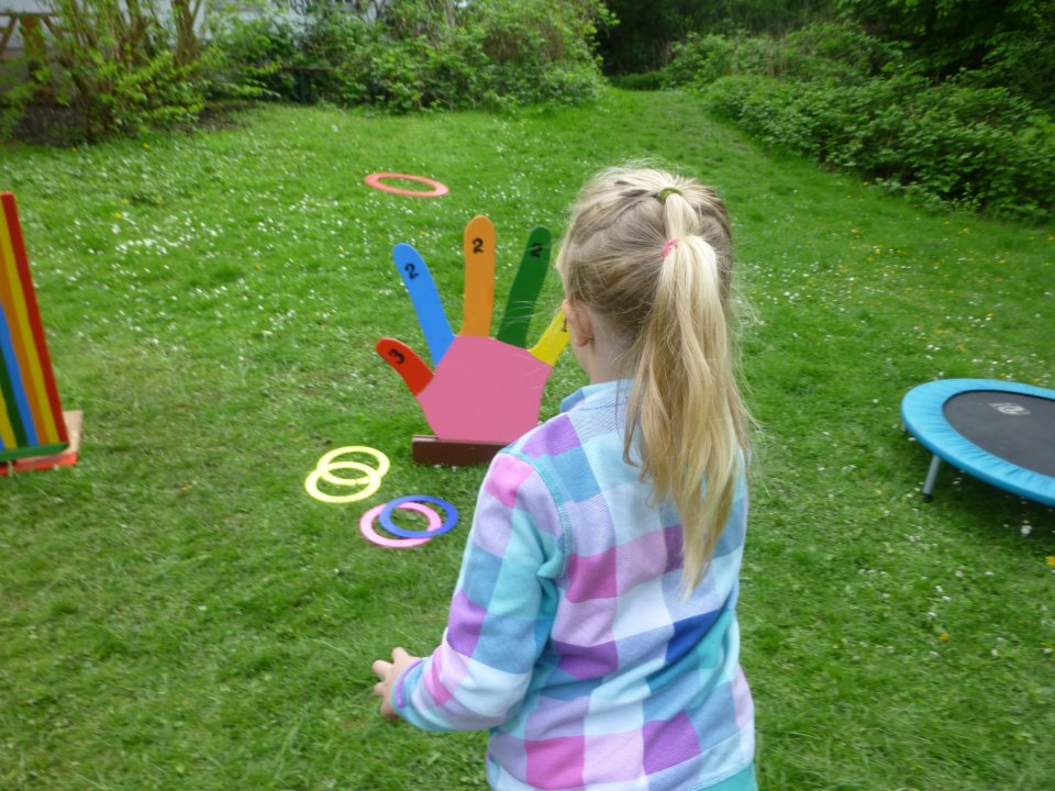 Ringwurfspiel,
 getroffen werden muß ein  Finger der Holzhand ,ein Spiel welches Auge Hand Koordination beübt hier am Gemeinschaftszentrum Ziegenbrink während der Veranstaltung Seifenkistenrennen in Osnabrück b