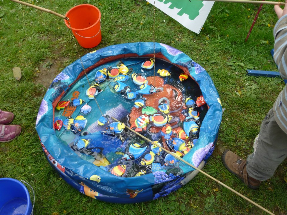 Anglerspiel des Spielmobiles der Kinderwerkstatt Osnabrück,
 kleine und große Fische können geangelt werden,
 hier am Gz Ziegenbrink während des Seifenkistenrennens in Osnabrück