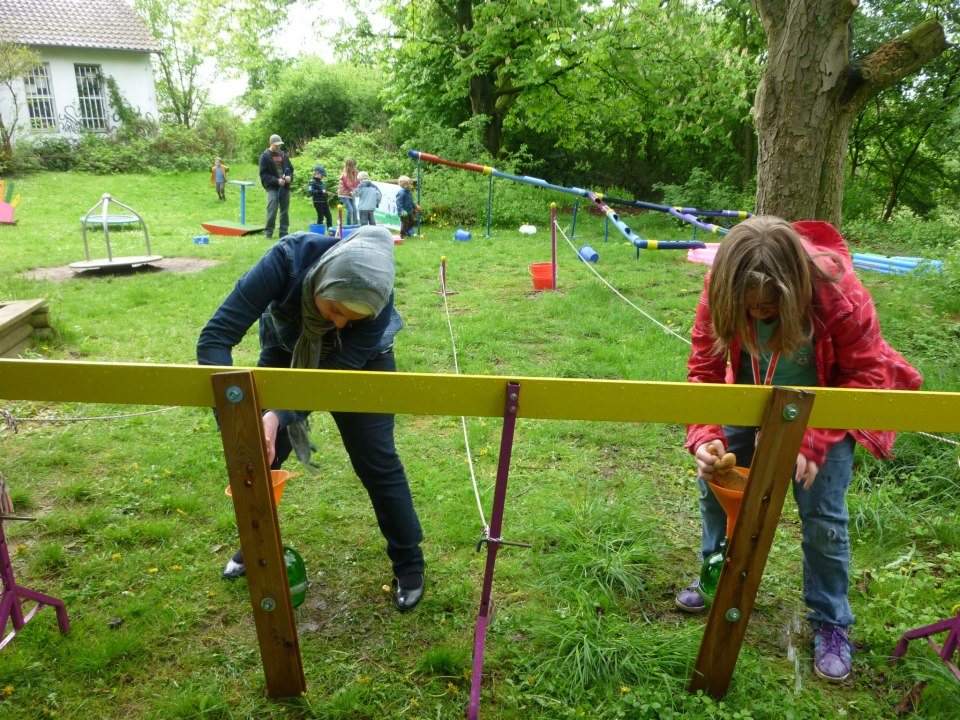 Wasserolympiade. einspaßiges Wasserspiel für Sommerkinder Events,
 hier am Gemeinschaftszentrum Ziegenbrink in Osnabrück während der Veranstaltung Seifenkistenrennenb