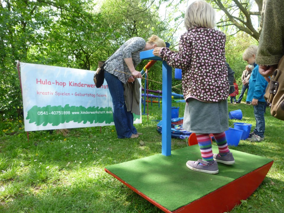 Gleichgewicht und Geschicklichkeit gehören zu diesem Schaukelspiel von dem Spielmobil aus Osnabrück. Bauklötze m,üssen von der unteren Ebene auf die kleine Ebene getürmt werden. Ein herausfordendes Spiel für alle KinderprpSpielmon