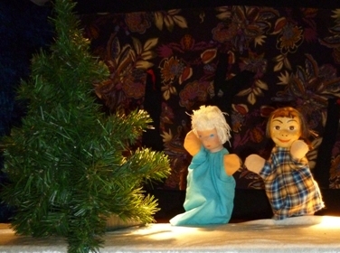 Hänsel und Gretel von den Gebrüdern Grimm wurde von der Siebenstern Puppenspielbühne mit einem allseitigen Happy End als Puppenspiel neu Inszeniert. Die Hula-hoop Kinderwerkstatt Osnabrück in Zusammenarbeit mit dem "Mobilen Kasperletheater Osnabrück" haben damit ein neues Projekt zum Leben erweckt.