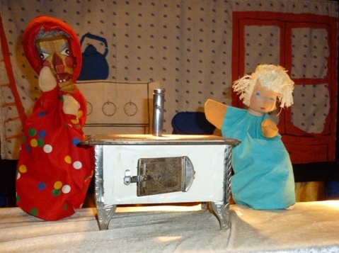 Die Hula-hoop Kinderwerkstatt Osnabrück hat mit der Siebenstern Puppenspielbühne und dem Mobilen Kasperletheater Osnabrück das Märchen der Gebrüder Grimm Hänsel und Gretel neu als Puppenspiel inszeniert. Ob im Galeria Kaufhof,
 der Frank und seine Freunde Hoppla Spielarena,
 auf dem Apfelfest auf Schloss Kaarst oder dem Weihnachtsmarkt Osnabrück,
 die Puppenspieler und Akteure der Hula-hoop Kinderwerkstatt aus Osnabrück konnte die Kinder auf allen möglichen Festen schon begeistern.