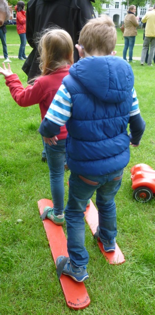 Der große Spielmobilanhänger der Hula-hoop Kinderwerkstatt Osnabrück bietet fast alle Klassiker eines Spielmobiles. Nicht nur in Osnabrück während der Veranstaltung Seifenkistenrennen am Gemeischaftszentrum Ziegenbrink sondern auch im Osnabrücker Umland auf Stadtfesten und Straßenfesten war das Spielmobil Osnabrück mit über 50 Spielen an Bord zur großen Freude der Kinder aktiv. Hier mit Rasenskier und Bobbycar.