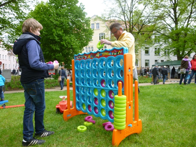 Der große Spielmobilanhänger der Hula-hoop Kinderwerkstatt Osnabrück bietet fast alle Klassiker eines Spielmobiles. Nicht nur in Osnabrück während der Veranstaltung Seifenkistenrennen am Gemeischaftszentrum Ziegenbrink sondern auch im Osnabrücker Umland auf Stadtfesten und Straßenfesten war das Spielmobil Osnabrück mit über 50 Spielen an Bord zur großen Freude der Kinder aktiv.Vier Gewinnt in Maxigröße auf der Osnabrücker Maiwoche 2016. Osnabrückj 