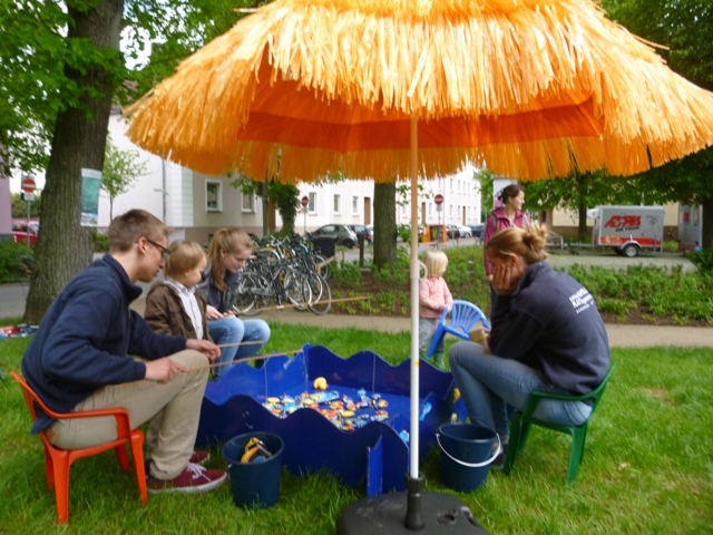 er große Spielmobilanhänger der Hula-hoop Kinderwerkstatt Osnabrück bietet fast alle Klassiker eines Spielmobiles. Nicht nur in Osnabrück während der Veranstaltung Seifenkistenrennen am Gemeischaftszentrum Ziegenbrink sondern auch im Osnabrücker Umland auf Stadtfesten und Straßenfesten war das Spielmobil Osnabrück mit über 50 Spielen an Bord zur großen Freude der Kinder aktiv. Das Maxi Mega Anglerspiel im Osnabrücker Katharinenviertel