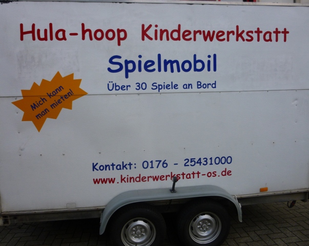 Der große Spielmobilanhänger der Hula-hoop Kinderwerkstatt Osnabrück bietet fast alle Klassiker eines Spielmobiles. Nicht nur in Osnabrück während der Veranstaltung Seifenkistenrennen am Gemeischaftszentrum Ziegenbrink sondern auch im Osnabrücker Umland auf Stadtfesten und Straßenfesten war das Spielmobil Osnabrück mit über 50 Spielen an Bord zur großen Freude der Kinder aktiv.