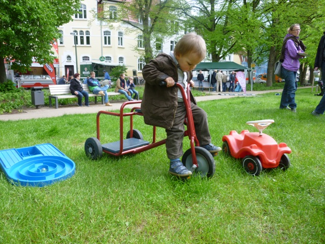 Der große Spielmobilanhänger der Hula-hoop Kinderwerkstatt Osnabrück bietet fast alle Klassiker eines Spielmobiles. Nicht nur in Osnabrück während der Veranstaltung Seifenkistenrennen am Gemeischaftszentrum Ziegenbrink sondern auch im Osnabrücker Umland auf Stadtfesten und Straßenfesten war das Spielmobil Osnabrück mit über 50 Spielen an Bord zur großen Freude der Kinder aktiv. Hier mit dem Tandem Dreirad in Osnabrück im Katharinenviertel während der Spielplatzeinweihung.