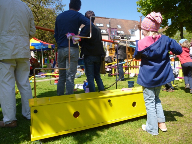 Der große Spielmobilanhänger der Hula-hoop Kinderwerkstatt Osnabrück bietet fast alle Klassiker eines Spielmobiles. Nicht nur in Osnabrück während der Veranstaltung Seifenkistenrennen am Gemeischaftszentrum Ziegenbrink sondern auch im Osnabrücker Umland auf Stadtfesten und Straßenfesten war das Spielmobil Osnabrück mit über 50 Spielen an Bord zur großen Freude der Kinder aktiv. Der große heiße Draht mit seinen akustischen und optischen Warnsignalen hat auch auf der Maiwoche 2016 in Osnabrück für Spaß und Freude gesorgt. Mit dabei war die Riesenmurmelbahn,
 die Siebenstern Puppenbühne sowie Luftballonkünstler und Kinderschminker aus Osnabrück und dem Osnabrücker Umland. Gegenüber konnte in Schlecks Eis gegessen werden. 