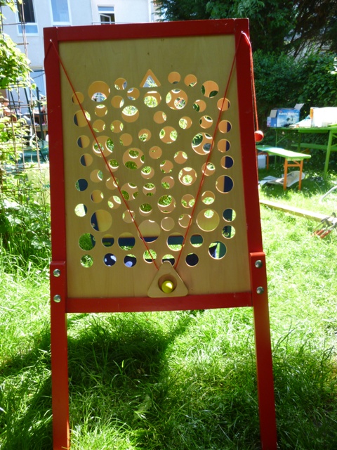 er große Spielmobilanhänger der Hula-hoop Kinderwerkstatt Osnabrück bietet fast alle Klassiker eines Spielmobiles. Nicht nur in Osnabrück während der Veranstaltung Seifenkistenrennen am Gemeischaftszentrum Ziegenbrink sondern auch im Osnabrücker Umland auf Stadtfesten und Straßenfesten war das Spielmobil Osnabrück mit über 50 Spielen an Bord zur großen Freude der Kinder aktiv. Auch ein Kletterpfad befindet sich im Osnabrücker Spielmobil.