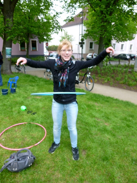 Was wäre das Hula-hoop Kinderwerkstatt Spielmobil ohne Hula-hoop Reifen. Der große Spielmobilanhänger der Hula-hoop Kinderwerkstatt Osnabrück bietet fast alle Klassiker eines Spielmobiles. Nicht nur in Osnabrück während der Veranstaltung Seifenkistenrennen am Gemeischaftszentrum Ziegenbrink sondern auch im Osnabrücker Umland auf Stadtfesten und Straßenfesten war das Spielmobil Osnabrück mit über 50 Spielen an Bord zur großen Freude der Kinder aktiv.