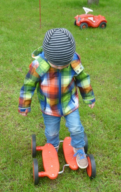 er große Spielmobilanhänger der Hula-hoop Kinderwerkstatt Osnabrück bietet fast alle Klassiker eines Spielmobiles. Nicht nur in Osnabrück während der Veranstaltung Seifenkistenrennen am Gemeischaftszentrum Ziegenbrink sondern auch im Osnabrücker Umland auf Stadtfesten und Straßenfesten war das Spielmobil Osnabrück mit über 50 Spielen an Bord zur großen Freude der Kinder aktiv. Hier mit den beliebten Pedaos.