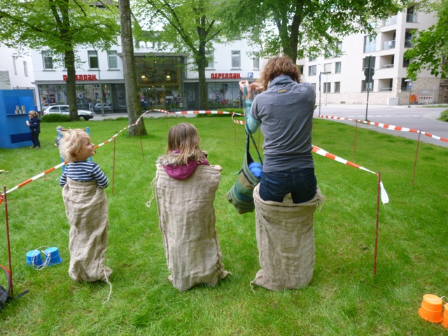 Der große Spielmobilanhänger der Hula-hoop Kinderwerkstatt Osnabrück bietet fast alle Klassiker eines Spielmobiles. Nicht nur in Osnabrück während der Veranstaltung Seifenkistenrennen am Gemeischaftszentrum Ziegenbrink sondern auch im Osnabrücker Umland auf Stadtfesten und Straßenfesten war das Spielmobil Osnabrück mit über 50 Spielen an Bord zur großen Freude der Kinder aktiv. Sackhüpfen war der Renner im Osnabrücker Katharinenviertel während der Spielplatzeinweihung.