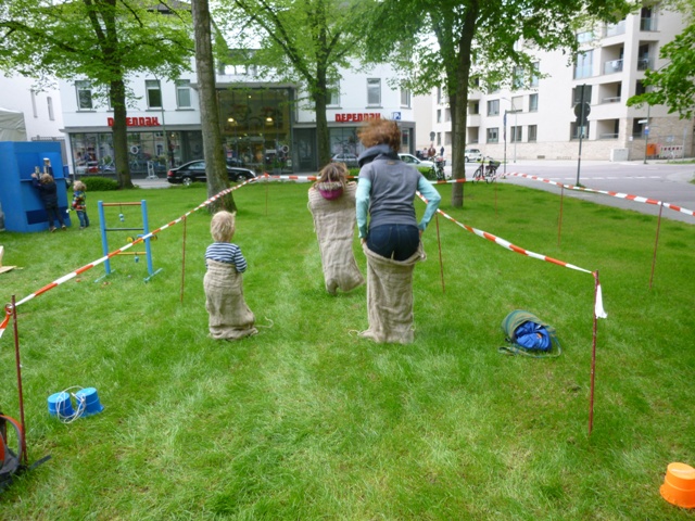 Der große Spielmobilanhänger der Hula-hoop Kinderwerkstatt Osnabrück bietet fast alle Klassiker eines Spielmobiles. Nicht nur in Osnabrück während der Veranstaltung Seifenkistenrennen am Gemeischaftszentrum Ziegenbrink sondern auch im Osnabrücker Umland auf Stadtfesten und Straßenfesten war das Spielmobil Osnabrück mit über 50 Spielen an Bord zur großen Freude der Kinder aktiv. Nostalgiespiele wie Sackhüpfen kamen während der ERinweihung des SDpioelplatzes im Osnabrücker Katharinenviertel besonders gut an.