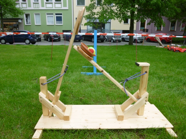 Der große Spielmobilanhänger der Hula-hoop Kinderwerkstatt Osnabrück bietet fast alle Klassiker eines Spielmobiles. Nicht nur in Osnabrück während der Veranstaltung Seifenkistenrennen am Gemeischaftszentrum Ziegenbrink sondern auch im Osnabrücker Umland auf Stadtfesten und Straßenfesten war das Spielmobil Osnabrück mit über 50 Spielen an Bord zur großen Freude der Kinder aktiv. Das große Katapult ist vielseitig einsetzbar. Auf der Maiwoche 2016 in Osnabrück haben wir zur Freude der Kinder Bonbons fliegen lassen. Mit dabei war die Riesenmurmelbahn,
 die Siebenstern Puppenbühne sowie Luftballonkünstler und Kinderschminker aus Osnabrück und dem Osnabrücker Umland. Gegenüber konnte in Schlecks Eis gegessen werden.