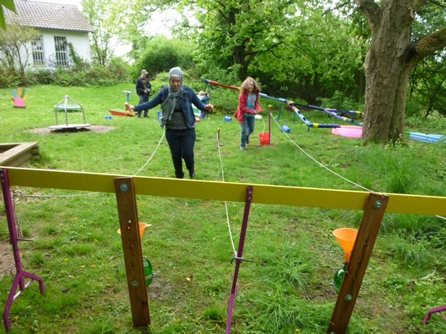 Der große Spielmobilanhänger der Hula-hoop Kinderwerkstatt Osnabrück bietet fast alle Klassiker eines Spielmobiles. Nicht nur in Osnabrück während der Veranstaltung Seifenkistenrennen am Gemeischaftszentrum Ziegenbrink sondern auch im Osnabrücker Umland auf Stadtfesten und Straßenfesten war das Spielmobil Osnabrück mit über 50 Spielen an Bord zur großen Freude der Kinder aktiv. Spiel ohne Grenzen mit der Wasserolympiade hier in Osnabrück bei der ASH an der Teutoburger Schule.