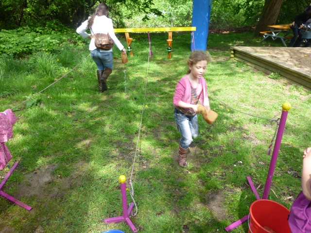 Der große Spielmobilanhänger der Hula-hoop Kinderwerkstatt Osnabrück bietet fast alle Klassiker eines Spielmobiles. Nicht nur in Osnabrück während der Veranstaltung Seifenkistenrennen am Gemeischaftszentrum Ziegenbrink sondern auch im Osnabrücker Umland auf Stadtfesten und Straßenfesten war das Spielmobil Osnabrück mit über 50 Spielen an Bord zur großen Freude der Kinder aktiv.Wasserolympiade an der Teutoburger Schule während des Famiienfestes 2016 in Osnabrück.Mit dabei war die Siebenstern Puppenbühne,
 Clown Lille,
 Fabian von Wegen auf der Bühne des GZ Ziegenbrinkes.v