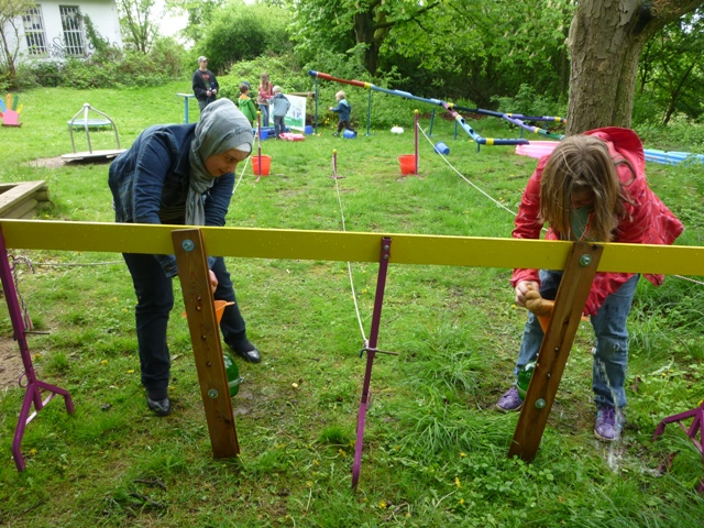 er große Spielmobilanhänger der Hula-hoop Kinderwerkstatt Osnabrück bietet fast alle Klassiker eines Spielmobiles. Nicht nur in Osnabrück während der Veranstaltung Seifenkistenrennen am Gemeischaftszentrum Ziegenbrink sondern auch im Osnabrücker Umland auf Stadtfesten und Straßenfesten war das Spielmobil Osnabrück mit über 50 Spielen an Bord zur großen Freude der Kinder aktiv. Spiel ohne Grenzen mit der Wasserolympiade. Im Hintergrund die große Riesenmurmelbahn bei der ASH an der Teutoburger Schule in Osnabrück.a