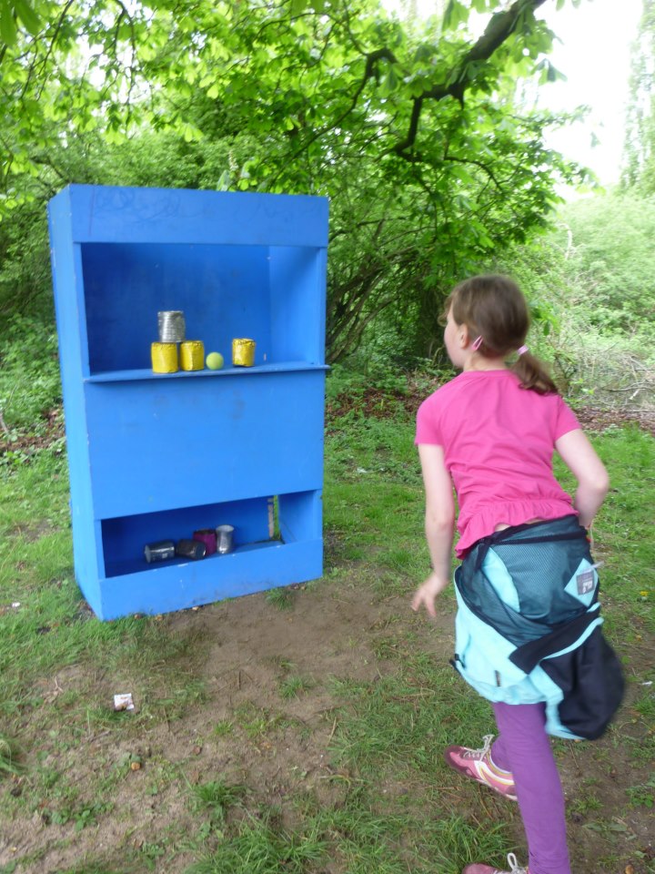 Der große Spielmobilanhänger der Hula-hoop Kinderwerkstatt Osnabrück bietet fast alle Klassiker eines Spielmobiles. Nicht nur in Osnabrück während der Veranstaltung Seifenkistenrennen am Gemeischaftszentrum Ziegenbrink sondern auch im Osnabrücker Umland auf Stadtfesten und Straßenfesten war das Spielmobil Osnabrück mit über 50 Spielen an Bord zur großen Freude der Kinder aktiv.Was wäre das Spielmobil Osnabrück ohne ein Dosenwurfspiel. Hier eingesetzt während des Familienfestes an der Teutoburger Schule in Osnabrück. Mit dabei war die Siebenstern Puppenbühne,
 Clown Lille und Fabian von Wegen auf der Bühne des Gz Ziegenbrink.