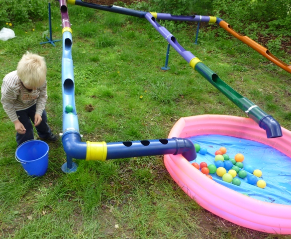 Die Wasserbaustelle der Hula-hoop Kinderwerkstatt Osnabrück  hier im Einsatz am Gemeinschaftszentrum Ziegenbrink in Osnabrück während des Seifenkistenrennens. Die Wasserbaustelle ist für kreative Kids ein riesiger Sommerspaß und  vergnügliches Event. Während des Seifenkistenrennens gab es auch Hüpfburgen,
 Kinderbastelangebote und viel Kaffee und Kuchen.               