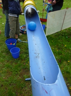 Die Wasserwerker an der Waserbaustelle aus Osnabrück in Aktion mit der Kinderwerkstatt Spielmobil Wasserbaustelle  am Gemeinschaftszentrum Ziegenbrink während des Seifenkistenrennens in Osnabrück.