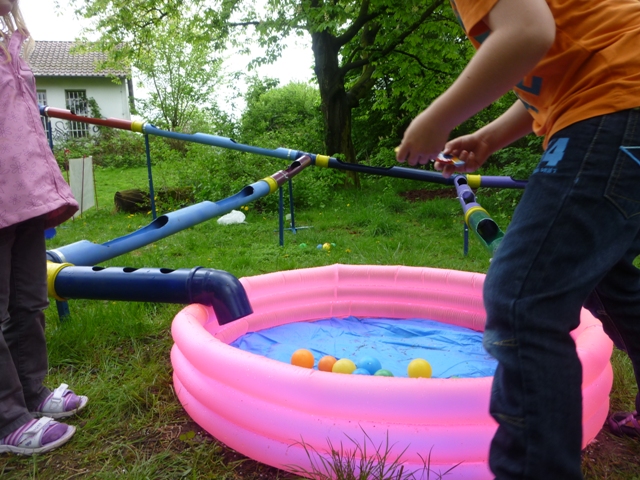 Allemann an die Pumpen,
 die kleinen Mädels natürlich auch. Das Wasser fließt nur durch aktives Handeln er Kinder. 