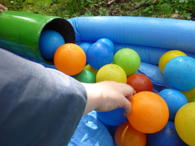 Wohlfühlen im Bällchenbad. Die Kinder am Gemeinschaftszntrum Ziegenbrink hatten viel Vergnügen mit der Wasserbaustelle von dem Spielmobil Kinderwerkstatt Osnabrück