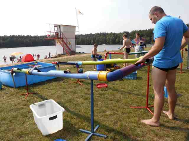 Die Wasserbaustelle der Hula-hoop Kinderwerkstatt aus Osnabrück war im Sommer 2015 für viele Kinderevents ein beliebtes Highlight. Hier sehen Sie die Wasserbaustelle auf einem Campingplatz am Schweriner See in Aktion für die vielen Ferienkinder. Experimentieren mit dem Element Wasser, als Baumeister selbst Rohre verlegen, dabei  kommt auch das Planschvergnügen nicht zu kurz. Die Wasserbaustelle ist eines der vielen Spielmobilangebote der Hula-hoop Kinderwerkstatt Osnabrück. Als kreatives Spielangebot für Kinder lässt sich die Wasserbaustelle für Ferienpassangebote an Grundschulen und auch im  Kindergarten einsetzen. Als sehr beliebt hat sich dieses Angebot auch auf den deutschen Campingplätzen erwiesen.