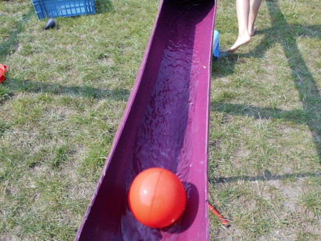 Die Wasserbaustelle der Hula-hoop Kinderwerkstatt aus Osnabrück war im Sommer 2015 für viele Kinderevents ein beliebtes Highlight. Hier sehen Sie die Wasserbaustelle auf einem Campingplatz am Schweriner See in Aktion für die vielen Ferienkinder. Experimentieren mit dem Element Wasser, als Baumeister selbst Rohre verlegen, dabei  kommt auch das Planschvergnügen nicht zu kurz. Die Wasserbaustelle ist eines der vielen Spielmobilangebote der Hula-hoop Kinderwerkstatt Osnabrück. Als kreatives Spielangebot für Kinder lässt sich die Wasserbaustelle für Ferienpassangebote an Grundschulen und auch im  Kindergarten einsetzen. Als sehr beliebt hat sich dieses Angebot auch auf den deutschen Campingplätzen erwiesen.