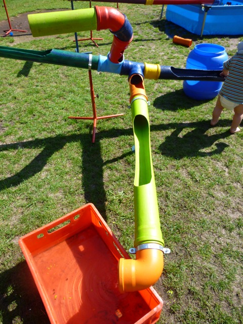 Die Wasserbaustelle der Hula-hoop Kinderwerkstatt aus Osnabrück war im Sommer 2015 für viele Kinderevents ein beliebtes Highlight. Hier sehen Sie die Wasserbaustelle auf einem Campingplatz am Schweriner See in Aktion für die vielen Ferienkinder. Experimentieren mit dem Element Wasser, als Baumeister selbst Rohre verlegen, dabei  kommt auch das Planschvergnügen nicht zu kurz. Die Wasserbaustelle ist eines der vielen Spielmobilangebote der Hula-hoop Kinderwerkstatt Osnabrück. Als kreatives Spielangebot für Kinder lässt sich die Wasserbaustelle für Ferienpassangebote an Grundschulen und auch im  Kindergarten einsetzen. Als sehr beliebt hat sich dieses Angebot auch auf den deutschen Campingplätzen erwiesen.