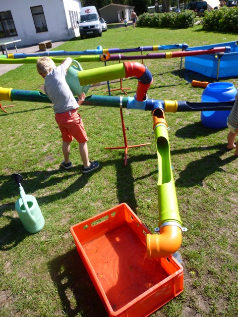 Die Wasserbaustelle der Hula-hoop Kinderwerkstatt aus Osnabrück war im Sommer 2015 für viele Kinderevents ein beliebtes Highlight. Hier sehen Sie die Wasserbaustelle auf einem Campingplatz am Schweriner See in Aktion für die vielen Ferienkinder. Experimentieren mit dem Element Wasser, als Baumeister selbst Rohre verlegen, dabei  kommt auch das Planschvergnügen nicht zu kurz. Die Wasserbaustelle ist eines der vielen Spielmobilangebote der Hula-hoop Kinderwerkstatt Osnabrück. Als kreatives Spielangebot für Kinder lässt sich die Wasserbaustelle für Ferienpassangebote an Grundschulen und auch im  Kindergarten einsetzen. Als sehr beliebt hat sich dieses Angebot auch auf den deutschen Campingplätzen erwiesen.