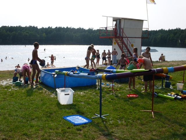 Die Wasserbaustelle der Hula-hoop Kinderwerkstatt aus Osnabrück war im Sommer 2015 für viele Kinderevents ein beliebtes Highlight. Hier sehen Sie die Wasserbaustelle auf einem Campingplatz am Schweriner See in Aktion für die vielen Ferienkinder. Experimentieren mit dem Element Wasser, als Baumeister selbst Rohre verlegen, dabei  kommt auch das Planschvergnügen nicht zu kurz. Die Wasserbaustelle ist eines der vielen Spielmobilangebote der Hula-hoop Kinderwerkstatt Osnabrück. Als kreatives Spielangebot für Kinder lässt sich die Wasserbaustelle für Ferienpassangebote an Grundschulen und auch im  Kindergarten einsetzen. Als sehr beliebt hat sich dieses Angebot auch auf den deutschen Campingplätzen erwiesen.