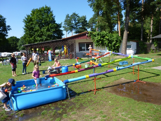 Die Wasserbaustelle der Hula-hoop Kinderwerkstatt aus Osnabrück war im Sommer 2015 für viele Kinderevents ein beliebtes Highlight. Hier sehen Sie die Wasserbaustelle auf einem Campingplatz am Schweriner See in Aktion für viele Ferienkinder.