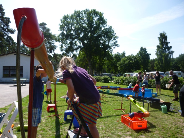 Die Wasserbaustelle der Hula-hoop Kinderwerkstatt aus Osnabrück war im Sommer 2015 für viele Kinderevents ein beliebtes Highlight. Hier sehen Sie die Wasserbaustelle auf einem Campingplatz am Schweriner See in Aktion für die vielen Ferienkinder. Experimentieren mit dem Element Wasser, als Baumeister selbst Rohre verlegen, dabei  kommt auch das Planschvergnügen nicht zu kurz. Die Wasserbaustelle ist eines der vielen Spielmobilangebote der Hula-hoop Kinderwerkstatt Osnabrück. Als kreatives Spielangebot für Kinder lässt sich die Wasserbaustelle für Ferienpassangebote an Grundschulen und auch im  Kindergarten einsetzen. Als sehr beliebt hat sich dieses Angebot auch auf den deutschen Campingplätzen erwiesen.