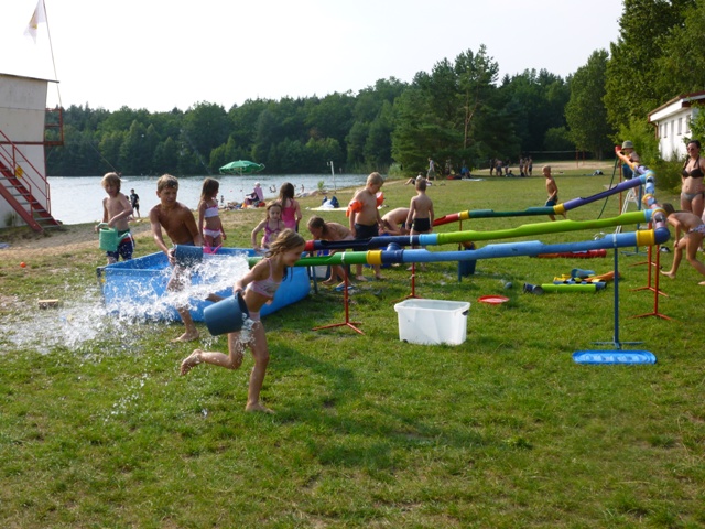 Die Wasserbaustelle der Hula-hoop Kinderwerkstatt aus Osnabrück war im Sommer 2015 für viele Kinderevents ein beliebtes Highlight. Hier sehen Sie die Wasserbaustelle auf einem Campingplatz am Schweriner See in Aktion für die vielen Ferienkinder. Experimentieren mit dem Element Wasser, als Baumeister selbst Rohre verlegen, dabei  kommt auch das Planschvergnügen nicht zu kurz. Die Wasserbaustelle ist eines der vielen Spielmobilangebote der Hula-hoop Kinderwerkstatt Osnabrück. Als kreatives Spielangebot für Kinder lässt sich die Wasserbaustelle für Ferienpassangebote an Grundschulen und auch im  Kindergarten einsetzen. Als sehr beliebt hat sich dieses Angebot auch auf den deutschen Campingplätzen erwiesen.