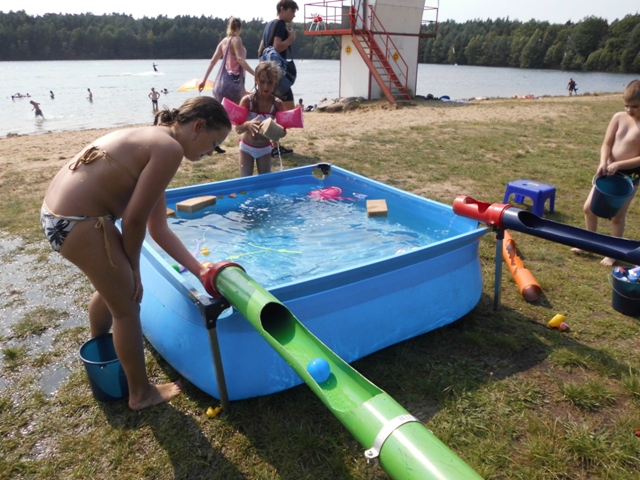 Die Wasserbaustelle der Hula-hoop Kinderwerkstatt aus Osnabrück war im Sommer 2015 für viele Kinderevents ein beliebtes Highlight. Hier sehen Sie die Wasserbaustelle auf einem Campingplatz am Schweriner See in Aktion für die vielen Ferienkinder. Experimentieren mit dem Element Wasser, als Baumeister selbst Rohre verlegen, dabei  kommt auch das Planschvergnügen nicht zu kurz. Die Wasserbaustelle ist eines der vielen Spielmobilangebote der Hula-hoop Kinderwerkstatt Osnabrück. Als kreatives Spielangebot für Kinder lässt sich die Wasserbaustelle für Ferienpassangebote an Grundschulen und auch im  Kindergarten einsetzen. Als sehr beliebt hat sich dieses Angebot auch auf den deutschen Campingplätzen erwiesen.