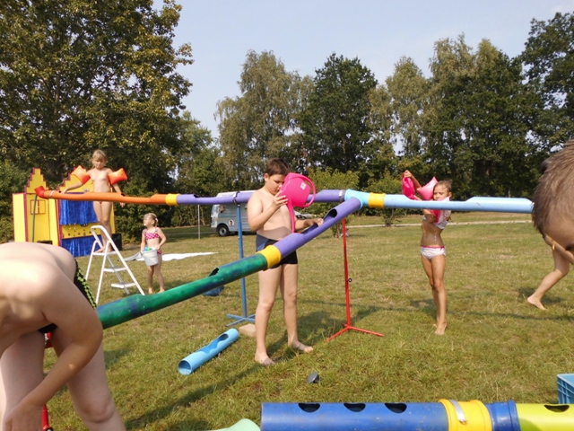 Die Wasserbaustelle der Hula-hoop Kinderwerkstatt aus Osnabrück war im Sommer 2015 für viele Kinderevents ein beliebtes Highlight. Hier sehen Sie die Wasserbaustelle auf einem Campingplatz am Schweriner See in Aktion für die vielen Ferienkinder. Experimentieren mit dem Element Wasser, als Baumeister selbst Rohre verlegen, dabei  kommt auch das Planschvergnügen nicht zu kurz. Die Wasserbaustelle ist eines der vielen Spielmobilangebote der Hula-hoop Kinderwerkstatt Osnabrück. Als kreatives Spielangebot für Kinder lässt sich die Wasserbaustelle für Ferienpassangebote an Grundschulen und auch im  Kindergarten einsetzen. Als sehr beliebt hat sich dieses Angebot auch auf den deutschen Campingplätzen erwiesen.