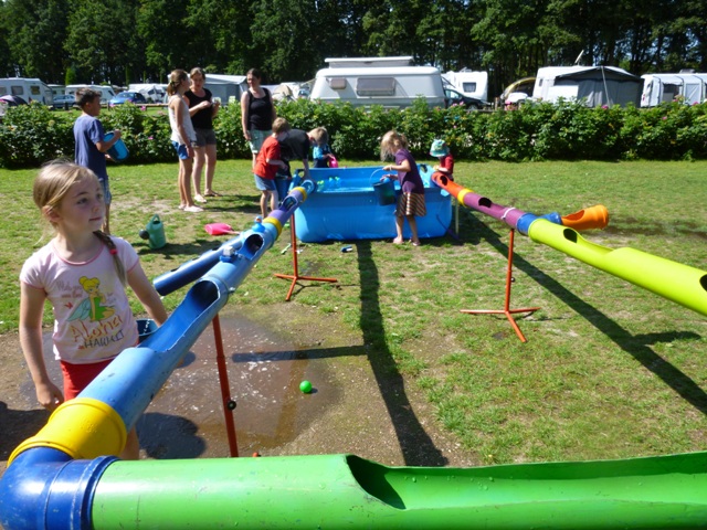 Die Wasserbaustelle der Hula-hoop Kinderwerkstatt aus Osnabrück war im Sommer 2015 für viele Kinderevents ein beliebtes Highlight. Hier sehen Sie die Wasserbaustelle auf einem Campingplatz am Schweriner See in Aktion für die vielen Ferienkinder. Experimentieren mit dem Element Wasser, als Baumeister selbst Rohre verlegen, dabei  kommt auch das Planschvergnügen nicht zu kurz. Die Wasserbaustelle ist eines der vielen Spielmobilangebote der Hula-hoop Kinderwerkstatt Osnabrück. Als kreatives Spielangebot für Kinder lässt sich die Wasserbaustelle für Ferienpassangebote an Grundschulen und auch im  Kindergarten einsetzen. Als sehr beliebt hat sich dieses Angebot auch auf den deutschen Campingplätzen erwiesen.