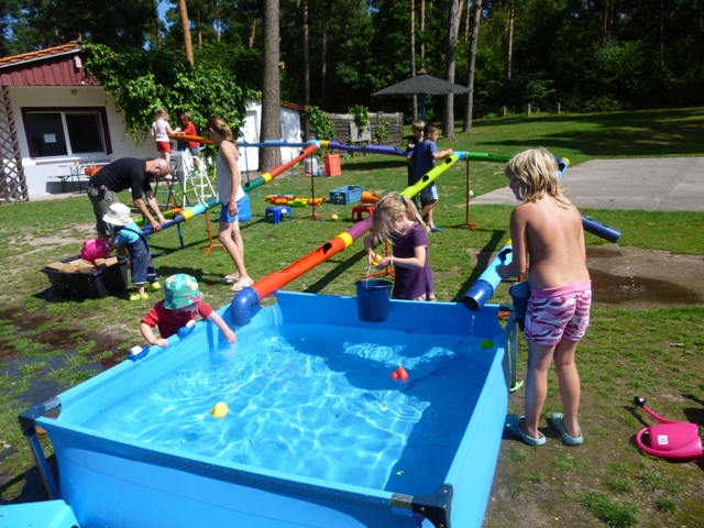 Die Wasserbaustelle der Hula-hoop Kinderwerkstatt aus Osnabrück war im Sommer 2015 für viele Kinderevents ein beliebtes Highlight. Hier sehen Sie die Wasserbaustelle auf einem Campingplatz am Schweriner See in Aktion für die vielen Ferienkinder. Experimentieren mit dem Element Wasser, als Baumeister selbst Rohre verlegen, dabei  kommt auch das Planschvergnügen nicht zu kurz. Die Wasserbaustelle ist eines der vielen Spielmobilangebote der Hula-hoop Kinderwerkstatt Osnabrück. Als kreatives Spielangebot für Kinder lässt sich die Wasserbaustelle für Ferienpassangebote an Grundschulen und auch im  Kindergarten einsetzen. Als sehr beliebt hat sich dieses Angebot auch auf den deutschen Campingplätzen erwiesen.