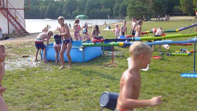 Die Wasserbaustelle der Hula-hoop Kinderwerkstatt in Ak tion während des Kinderevents am Wasserskilift in Neu Zachun in Mecklenburg Vorpommern.